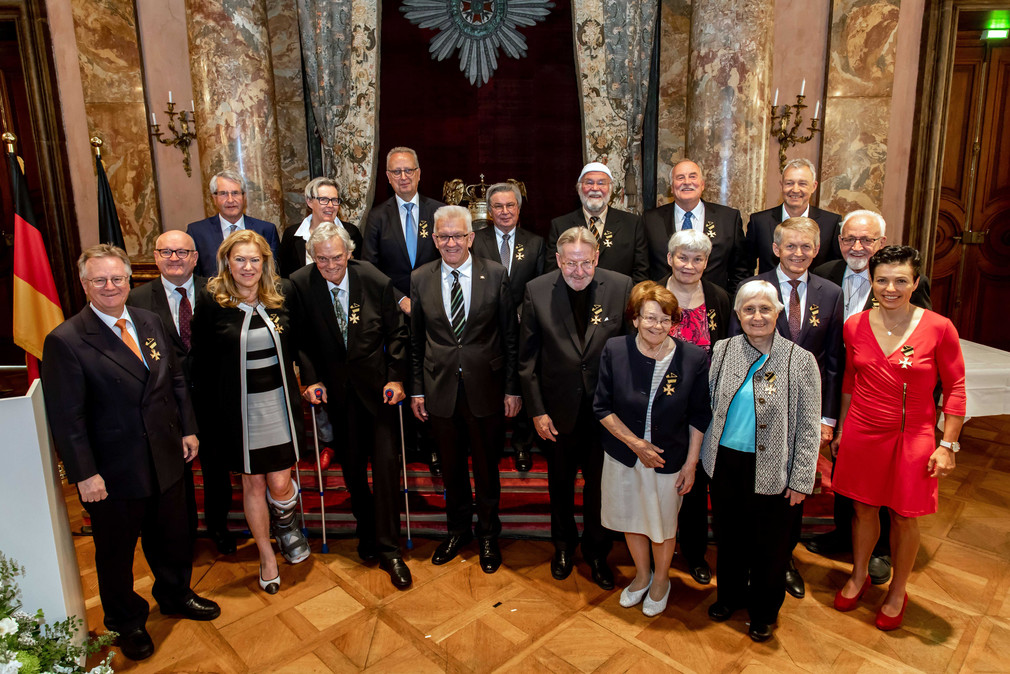 Gruppenbild mit Ministerpräsident Winfried Kretschmann (M.) und den Ordensprätendenten