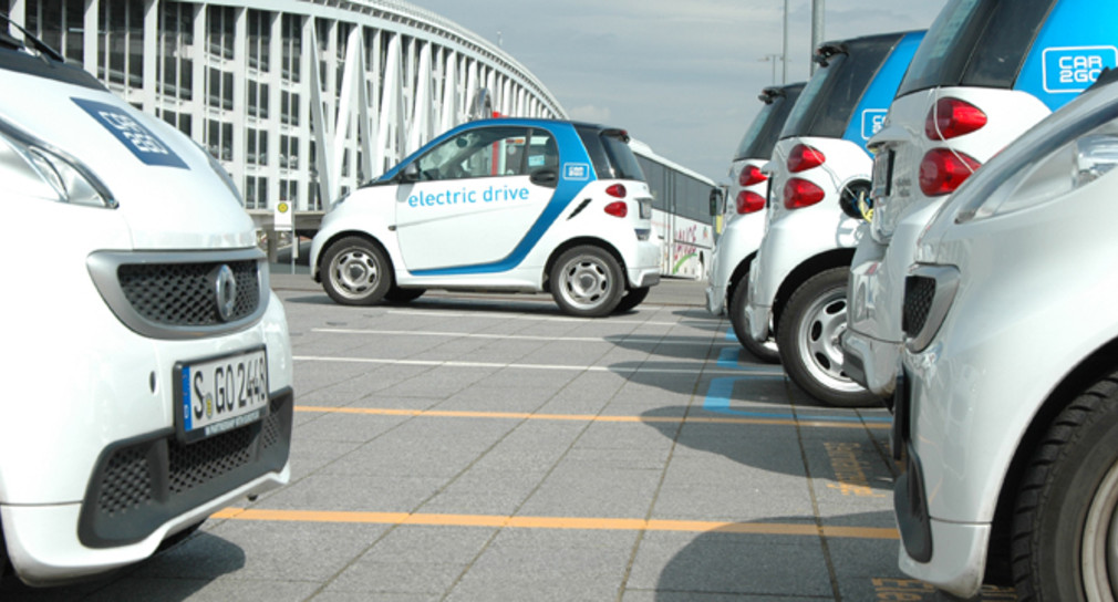 Elektroautos vor der Messe Stuttgart