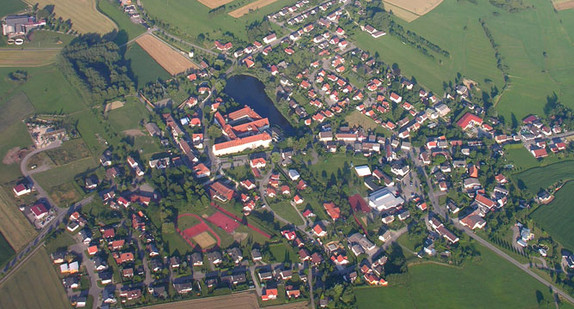 Luftbild der Gemeinde Wald (Hohenzollern) (Bild: CC BY-SA, Hansueli Krapf/wikimedia commons).