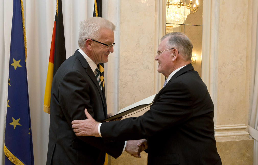 Ministerpräsident Winfried Kretschmann (l.) und Ministerpräsident a. D. Professor Dr. h. c. Erwin Teufel (r.)