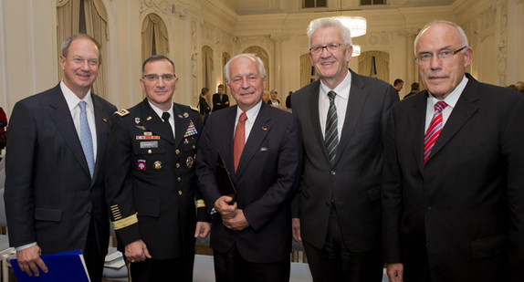 v.l.n.r.: Botschafter John B. Emerson, General Curtis M. Scaparrotti, Botschafter Wolfgang Ischinger, Ministerpräsident Winfried Kretschmann und Staatssekretär a.D. Rudolf Böhmler