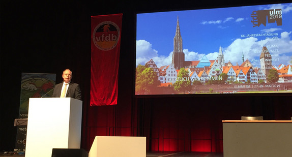 Staatssekretär Wilfried Klenk MdL begrüßt die Teilnehmerinnen und Teilnehmer der 66. Jahrestagung der vfdb.