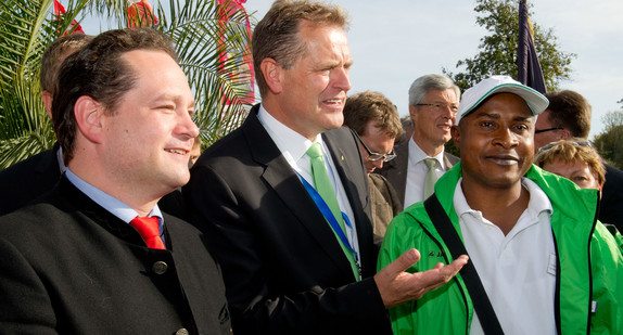 Agrarminister Alexander Bonde (l.) und der Oberbürgermeister von Schwäbisch Gmünd, Richard Arnold (M.) mit einem freiwilligen Helfer (r.) der Landesgartenschau 2014.