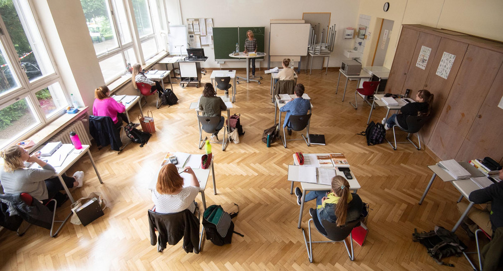 Angehende Konditorenmeister und Konditormeisterinnen nehmen am Unterricht in der Gewerblichen Schule Im Hoppenlau teil. (Bild: © picture alliance/Marijan Murat/dpa)