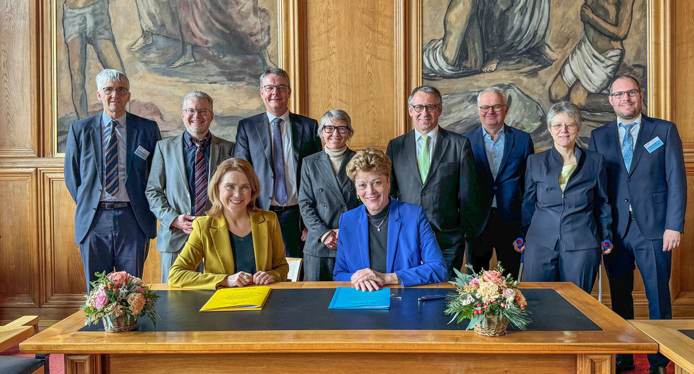 Gruppenbild bei Unterzeichnung eines Momorandum Of Understanding an der Universität Zürich