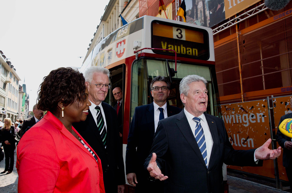 Bundespräsident Joachim Gauck  (r.) mit Ministerpräsident Winfried Kretschmann (2.v.l.) und dem Freiburger OB Dieter Salomon (2.v.r.)