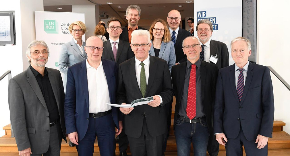 Ministerpräsident Winfried Kretschmann (M.) mit Vertretern der Expertenkommission (Bild: © KD Busch)