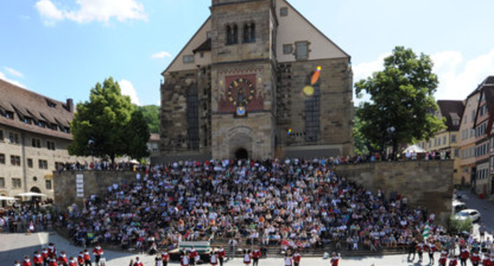 Blick auf den Marktplatz von Schwäbisch Hall, wo am Sonntag (12.06.2011) das historische Programm des Kuchen- und Brunnenfestes der Sieder von Schwäbisch Hall stattfindet. (Foto: dpa)