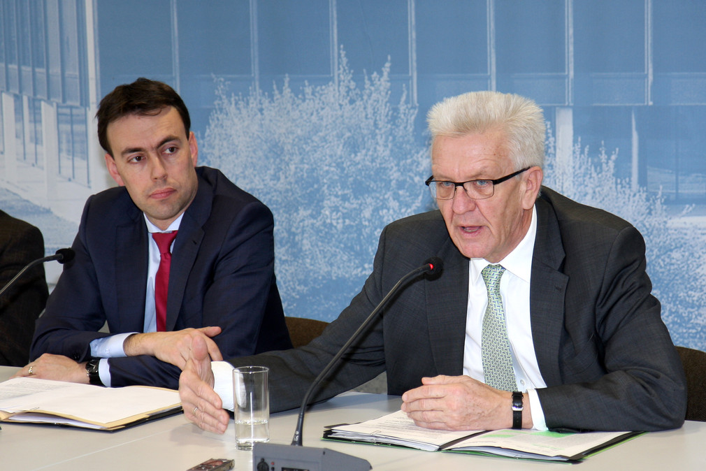 Ministerpräsident Winfried Kretschmann (r.) und Finanz- und Wirtschaftsminister Nils Schmid (l.) 