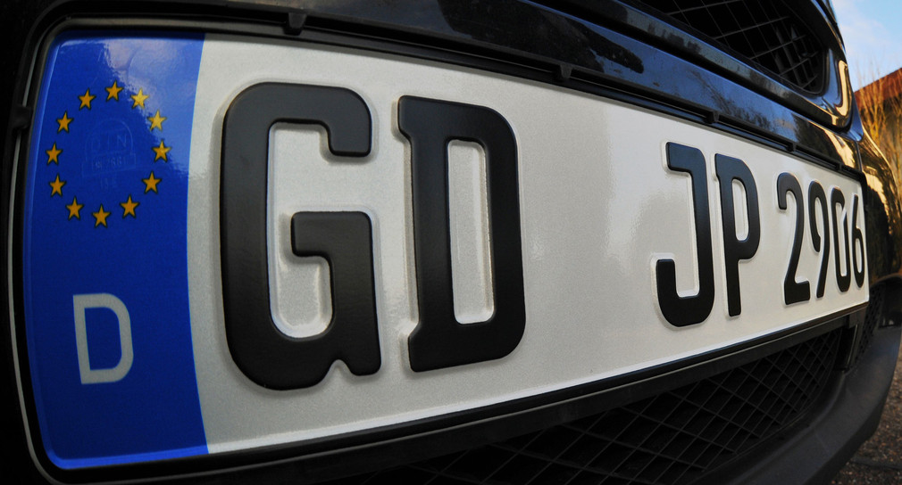 An einem Auto ist in Schwäbisch Gmünd das von den Schwäbisch Gmündern gewünschte GD-Kennzeichen befestigt. (Foto: dpa)