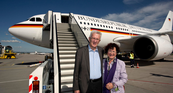 Ministerpräsident Winfried Kretschmann (l.) und seine Frau Gerlinde (r.) stehen vor der Regierungsmaschine Airbus 310 kurz vor dem Abflug nach Tokio.