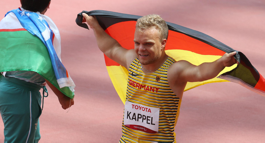 Niko Kappel läuft Ehrenrunde nach Medaillengewinn