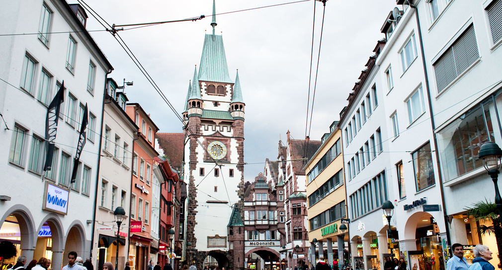 Straßenszene in Freiburgs Altstadt (Bild: © Land Baden-Württemberg)