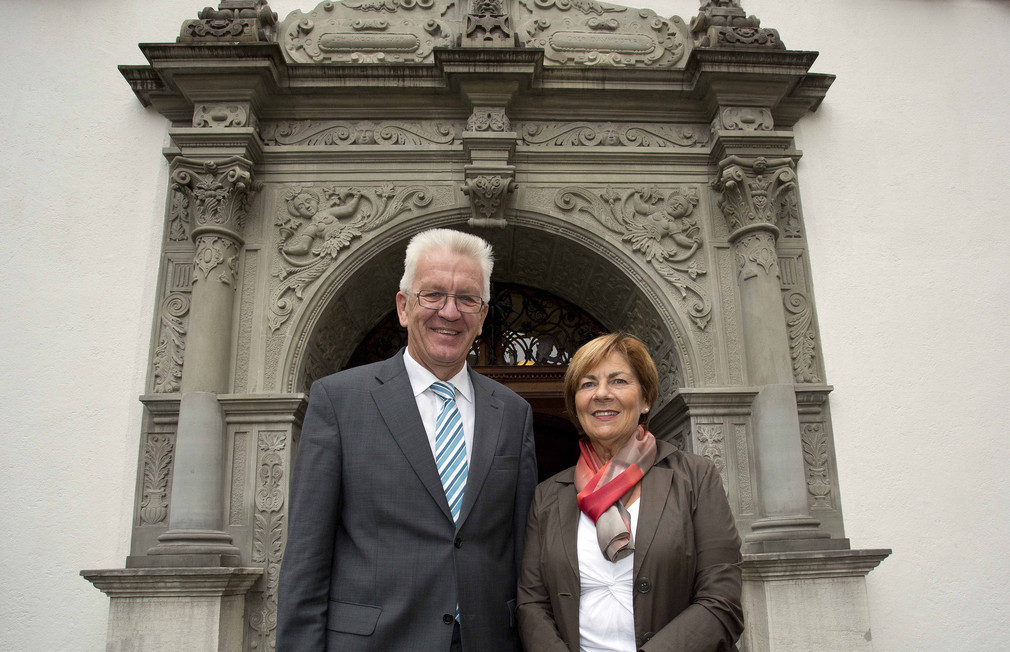 Ministerpräsident Winfried Kretschmann (l.) und Ursula Hafner-Wipf (r.), Gesundheitsdirektorin  des Kantons Schaffhausen, vor dem Regierungsgebäude Schaffhausen