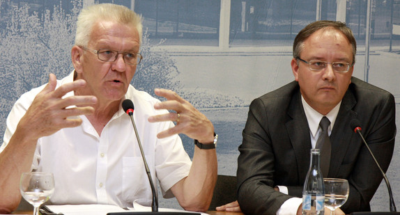 Ministerpräsident Winfried Kretschmann (l.) und Kultusminister Andreas Stoch (r.)