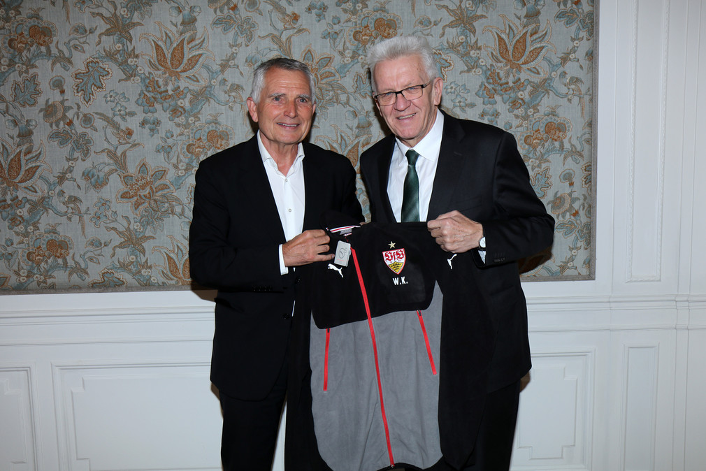 Ministerpräsident Winfried Kretschmann (r.) und der Präsident des VfB Stuttgart, Wolfgang Dietrich (l.)