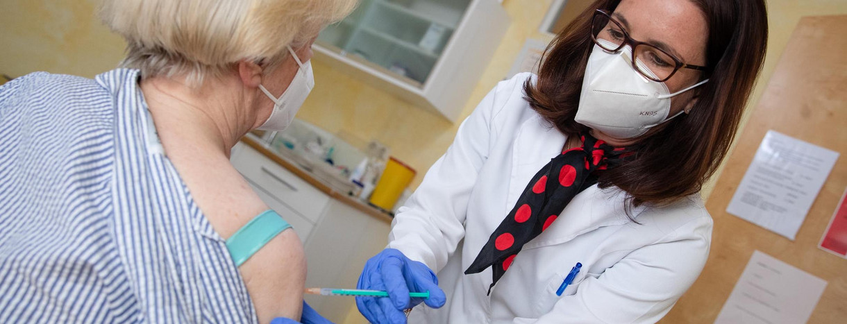 Eine Fachärztin für Allgemeinmedizin impft in ihrer Praxis eine Patientin gegen das Coronavirus.