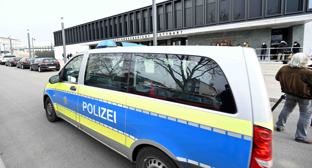 Ein Polizeifahrzeug fährt vor Beginn des Prozesses gegen die rechtsterroristische Vereinigung "Gruppe S." am Oberlandesgericht Stuttgart-Stammheim vorbei.