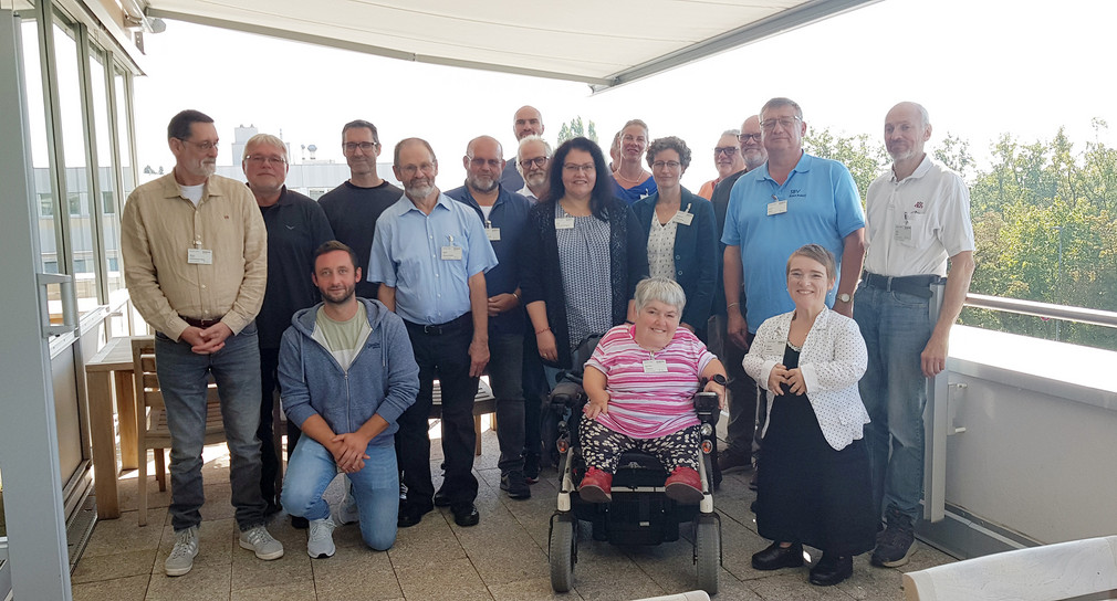 Gruppenfoto: Simone Fischer mit den Vertrauenspersonen vom Netzwerk Snobo.