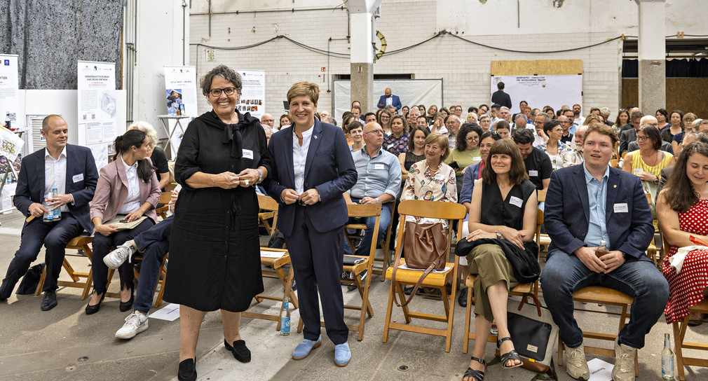 Sibylle Schüssler, Bürgermeisterin für Planen, Bauen, Umwelt und Kultur der Stadt Pforzheim (links), und Nicole Razavi MdL, Ministerin für Landesentwicklung und Wohnen Baden-Württemberg