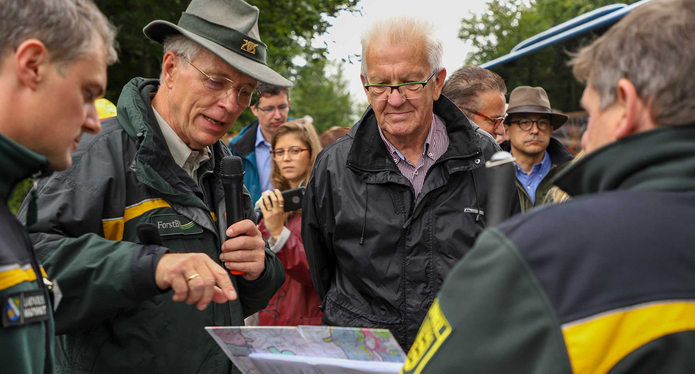 Ministerpräsident Winfried Kretschman informiert sich vor Ort im Landkreis Waldshut-Tingen über die massiven Waldschäden.