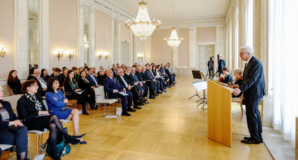 Ministerpräsident Winfried Kretschmann (rechts) bei seiner Ansprache zu den Gästen der Gedenkveranstaltung.
