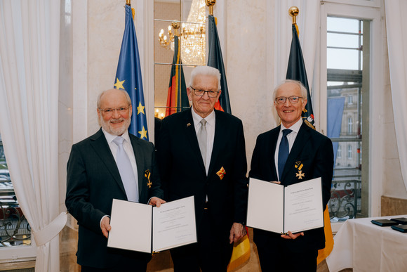 Dipl.-Ing. Wolfgang Schmalz (links), Ministerpräsident Winfried Kretschmann (Mitte) und Dr. Kurt Schmalz (rechts)
