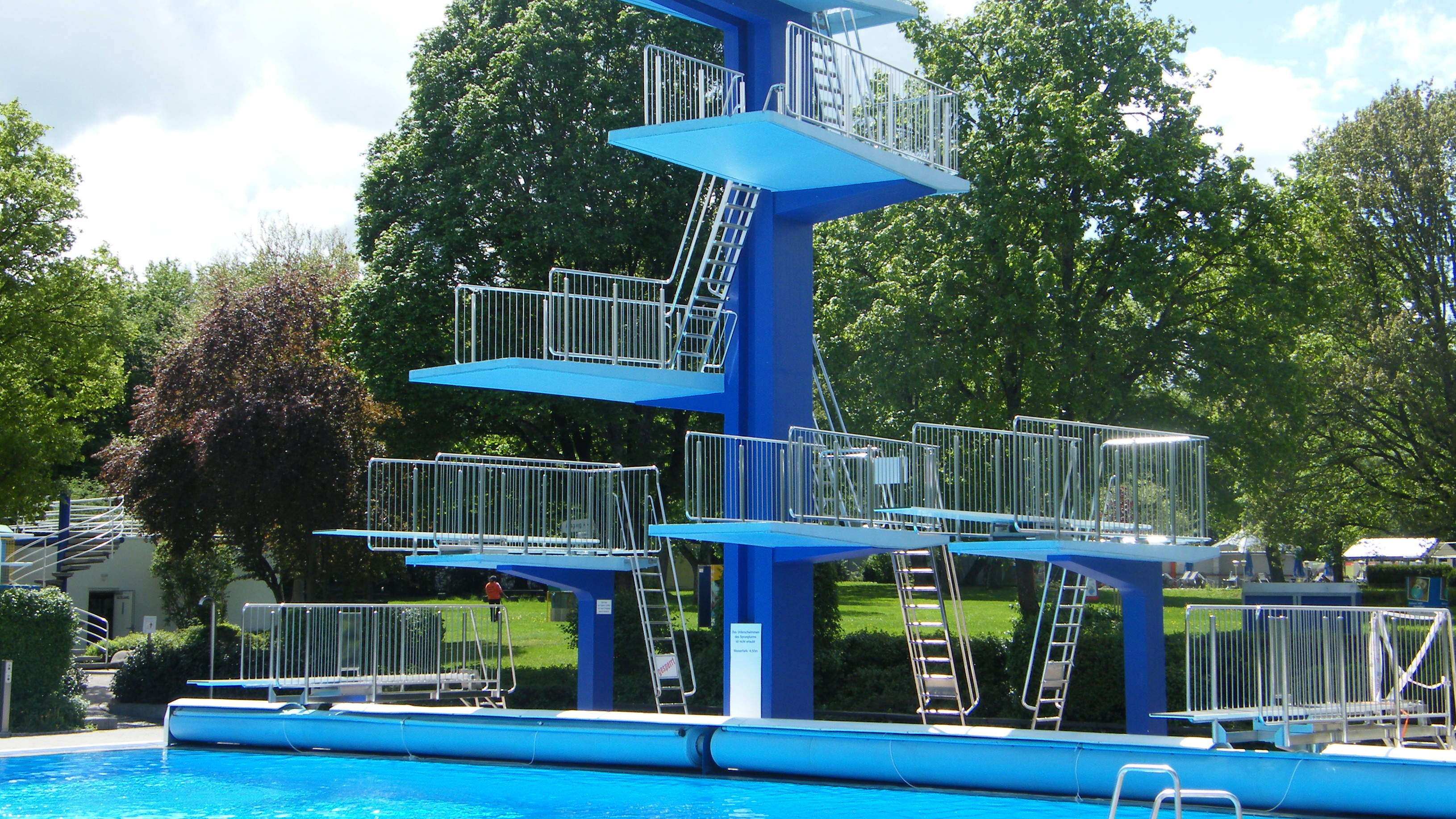 Sprungturm des Freibads Markwasen in Reutlingen 