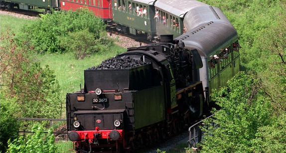 Eine historische Zugskomposition fährt durch eine Kurve der Museumsbahn Wutachtalbahn, besser bekannt als "Sauschwänzlebahn". (Foto: dpa)
