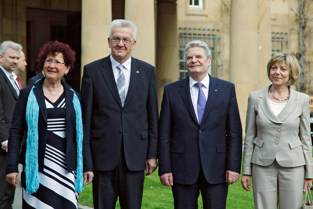 v.l.n.r.: Gerlinde Kretschmann, Ministerpräsident Winfried Kretschmann, Bundespräsident Joachim Gauck und Daniela Schadt vor der Villa Reitzenstein in Stuttgart