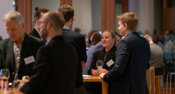 Gäste der Veranstaltungsreihe LÄND IN TRANSFORMATION beim Empfang im Foyer