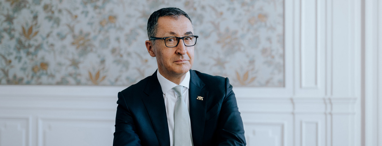 Portraitbild von Ministerpräsident Cem Özdemir, an einem Tisch sitzend.