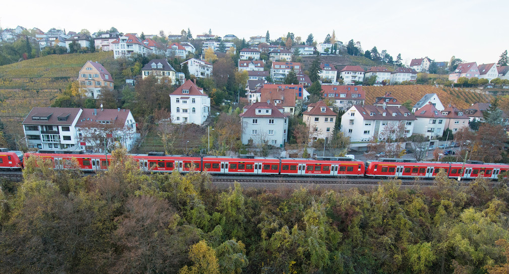 Ein Zug fährt in Stuttgart auf der Gäubahnstrecke. (Foto: © dpa)