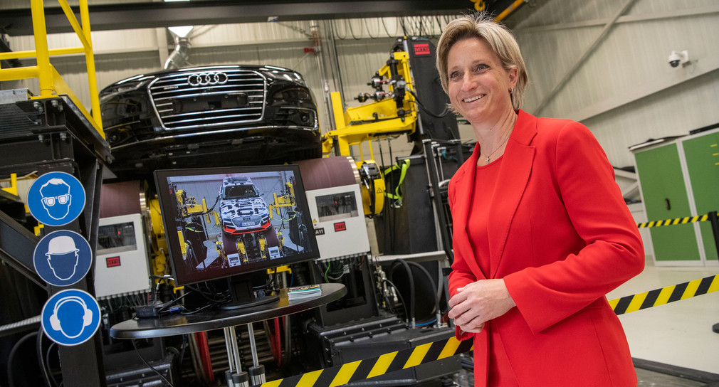 Wirtschaftsministerin Nicole Hoffmeister-Kraut bei der Pressereise Transformation der Automobilwirtschaft (Bild: © all4foto / Sascha Baumann)