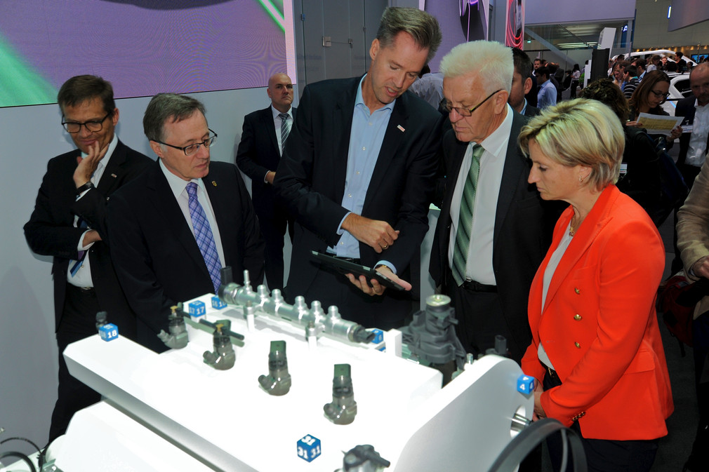 Ministerpräsident Winfried Kretschmann (2.v.r.) und Wirtschaftsministerin Nicole Hoffmeister-Kraut (r.) am Stand der Robert Bosch GmbH