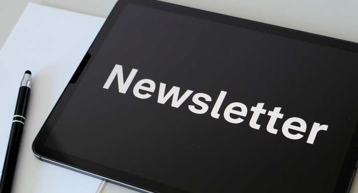 Der Schriftzug "Newsletter" steht auf einem Tablet.