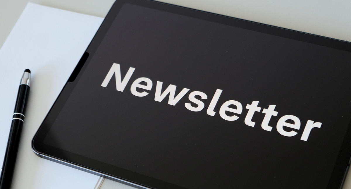 Der Schriftzug "Newsletter" steht auf einem Tablet.