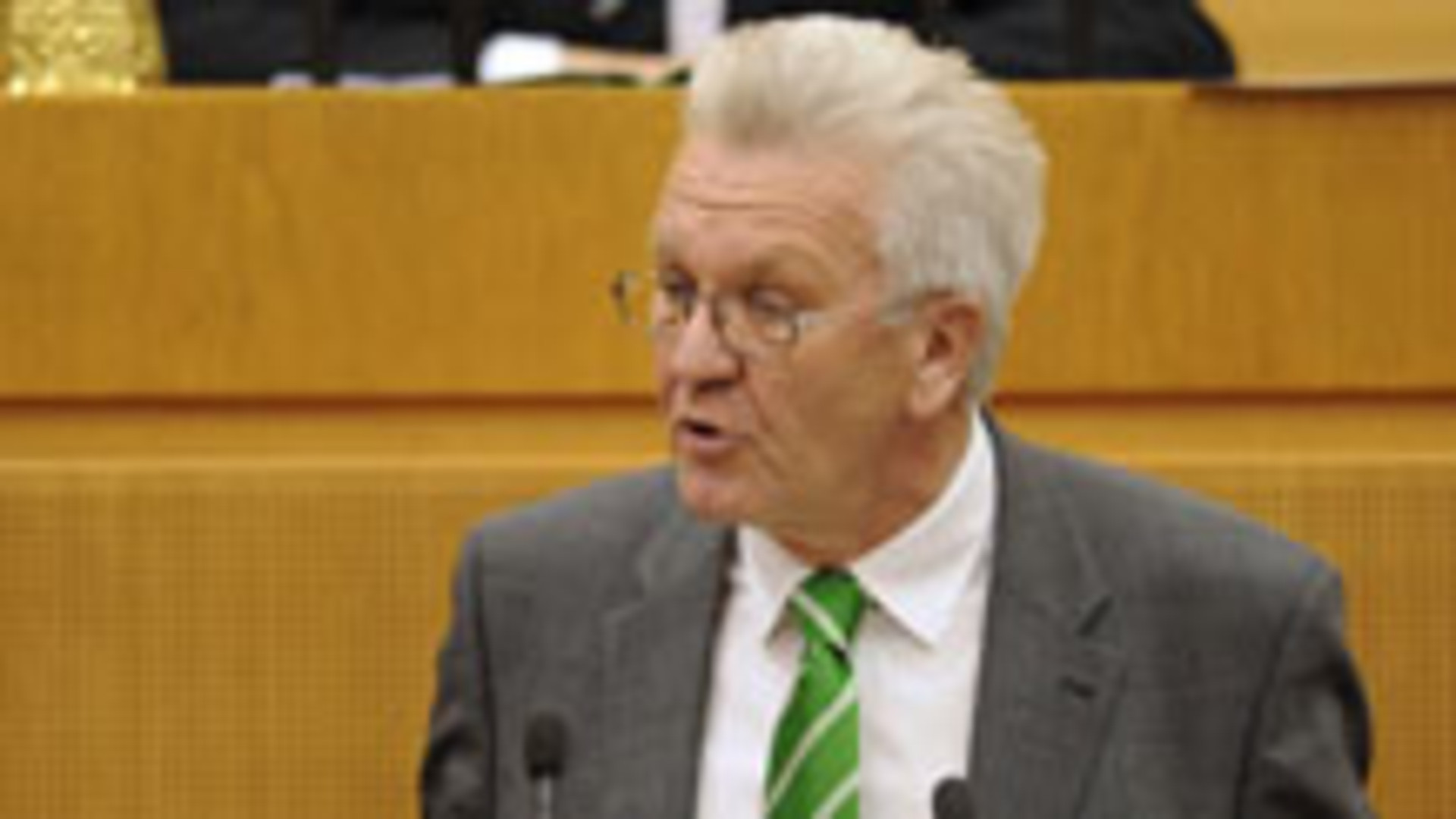 Ministerpräsident Winfried Kretschmann am Rednerpult im Landtag während einer Debatte (Bild: LMZ BW).