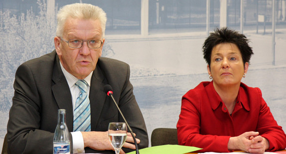 Ministerpräsident Winfried Kretschmann (l.) und Sozialministerin Katrin Altpeter (r.), bei der Regierungspressekonferenz am 10. Januar 2012 im Landtag in Stuttgart
