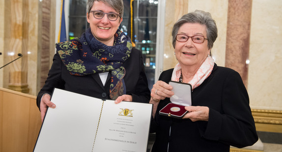 Ministerin Silke Krebs (l.) und Ministerin a.D. Dr. Marianne Schultz-Hector (r.)