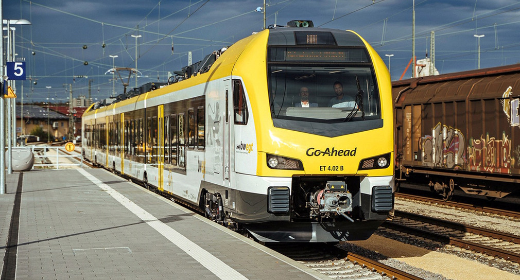 Ein FLIRT-Triebwagen des Betreibers Go-Ahead Baden-Württemberg im Bahnhof Aalen (Bild: © Sebastian Berger).