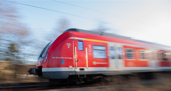 Eine S-Bahn der Deutschen-Bahn fährt Richtung Stuttgart. (Bild: © picture alliance/Tom Weller/dpa)
