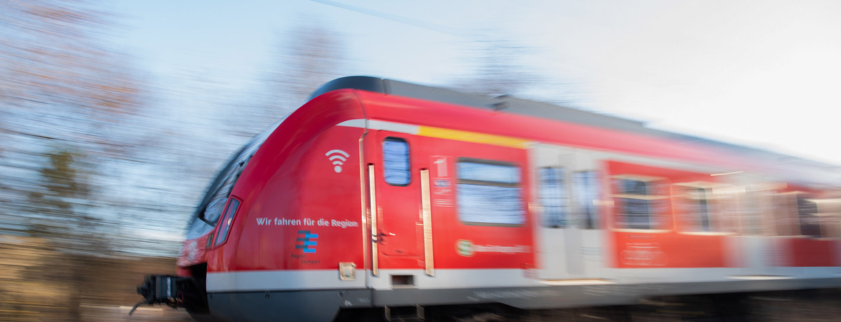 Eine S-Bahn der Deutschen-Bahn fährt Richtung Stuttgart. (Bild: © picture alliance/Tom Weller/dpa)