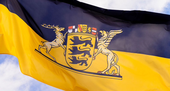 Die schwarz-gelbe Landesflagge von Baden-Württemberg weht im Wind.