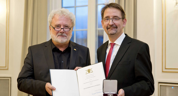 Staatssekretär Klaus-Peter Murawski (l.) und Prof. Dr. Matthias Schwab (r.)