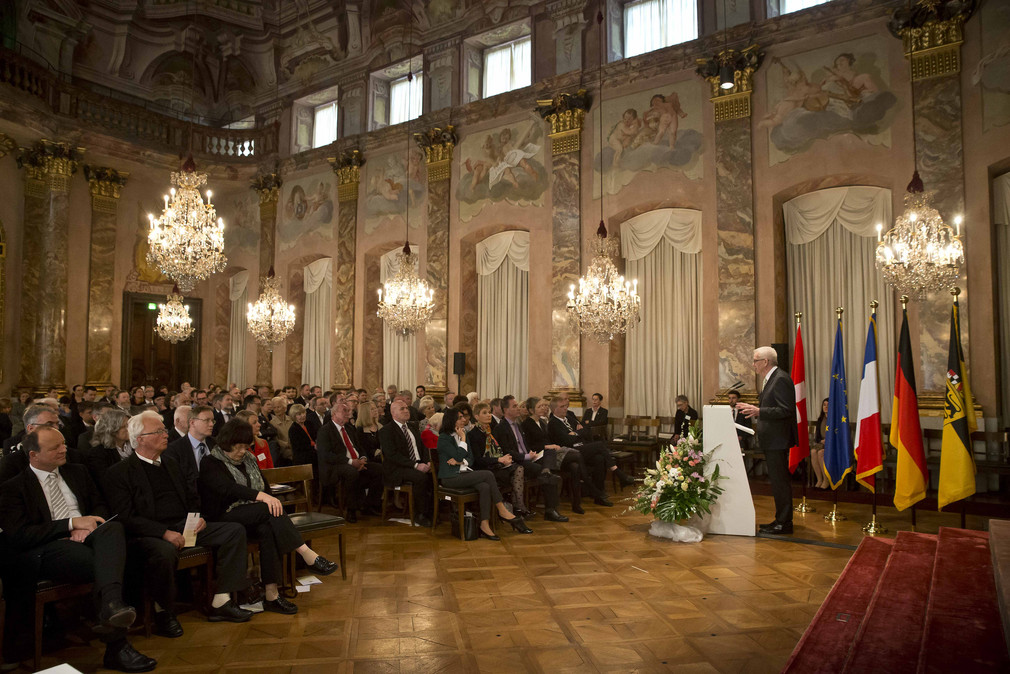 Blick in den Ordenssaal des Ludwigsburger Schlosses bei der Ansprache von Ministerpräsident Winfried Kretschmann (r.)