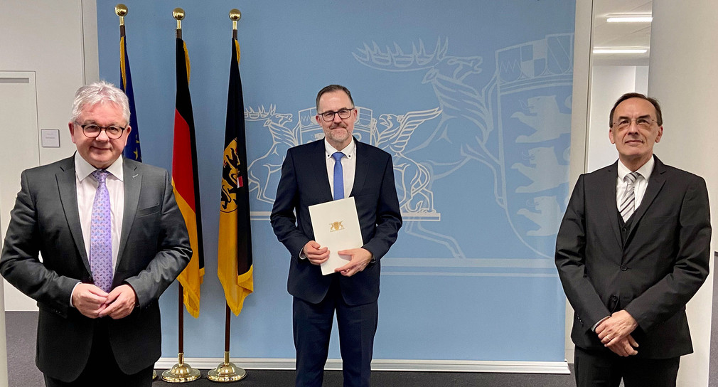Justizminister Guido Wolf (l.) und der neue Leiter der Staatsanwaltschaft Heidelberg, Andreas Herrgen (M.).