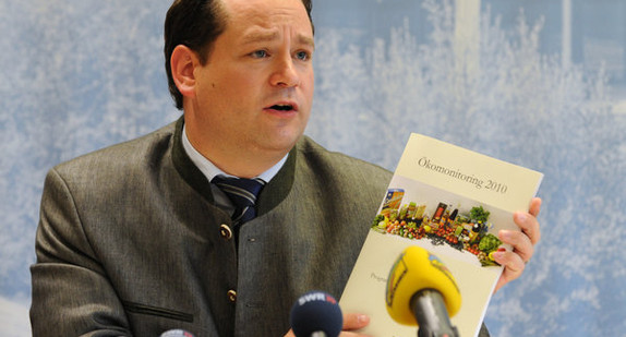 Der Minister für Ländlichen Raum und Verbraucherschutz, Alexander Bonde, hält am Montag (27.06.2011), während einer Pressekonferenz in Stuttgart den Ökomonitoring-Bericht 2010 in den Händen. (Foto: dpa)