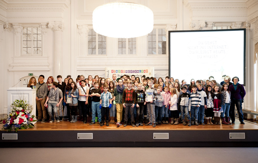 Gruppenfoto mit allen Gewinnern des Schülermedienpreises