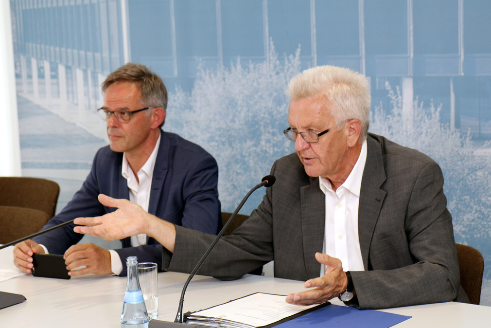 Ministerpräsident Winfried Kretschmann (r.) und Regierungssprecher Rudi Hoogvliet (l.) 